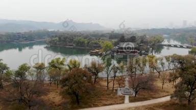 空中观景<strong>小亭子</strong>旁边的湖里面的故宫。 中国承德